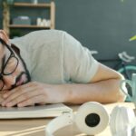 zmęczony mężczyzna przy laptopie
